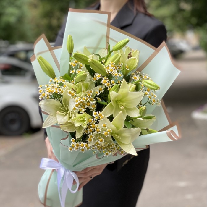 5 белых лилий Азиатка с ромашками