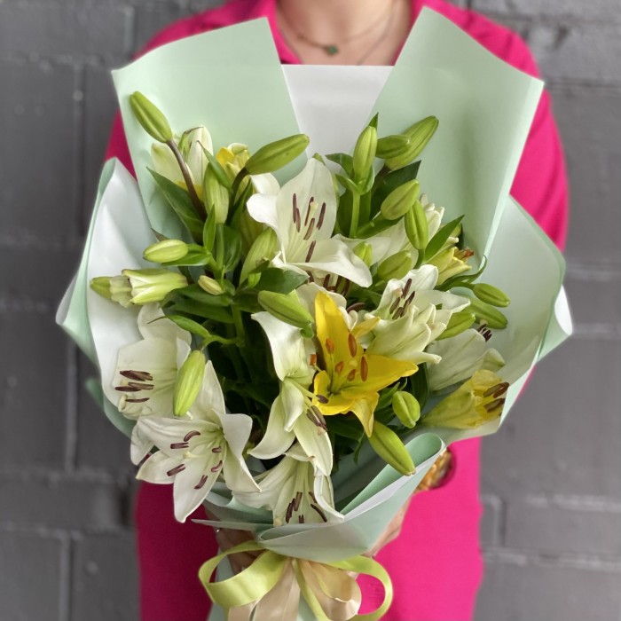 9 белых и желтых лилий Азиатка