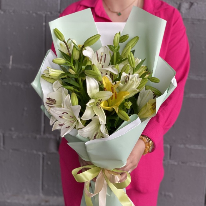 9 белых и желтых лилий Азиатка