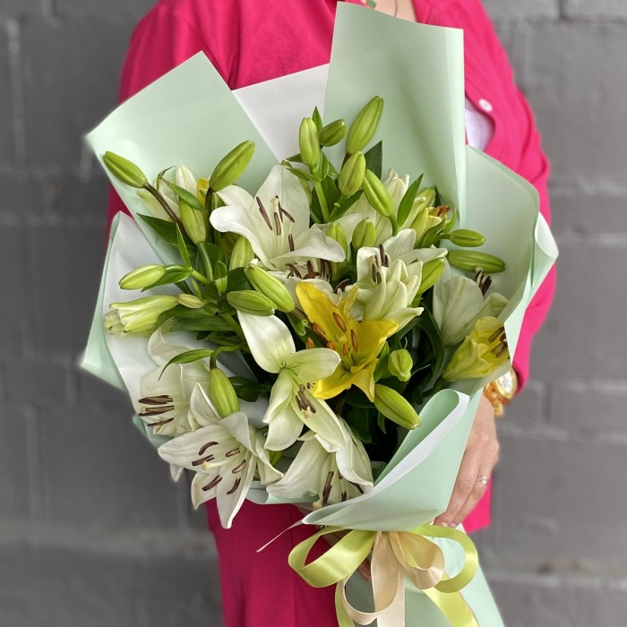 9 белых и желтых лилий Азиатка