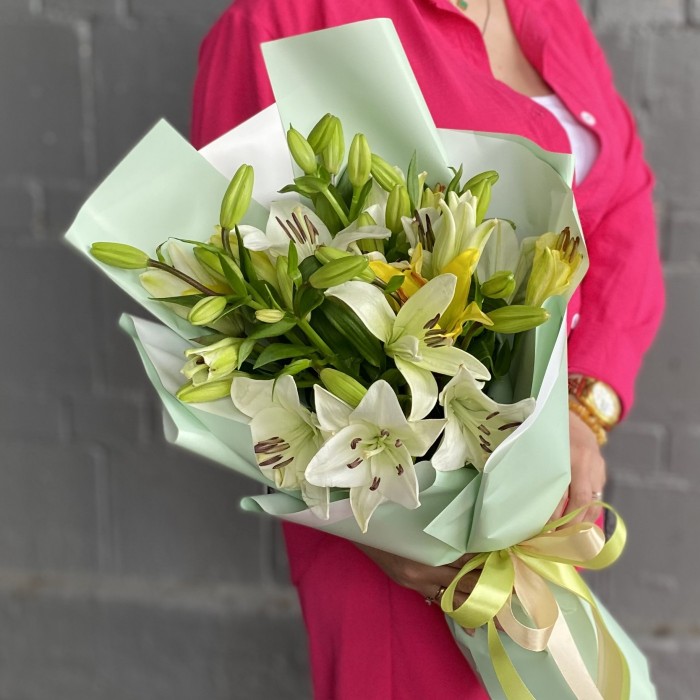 9 белых и желтых лилий Азиатка