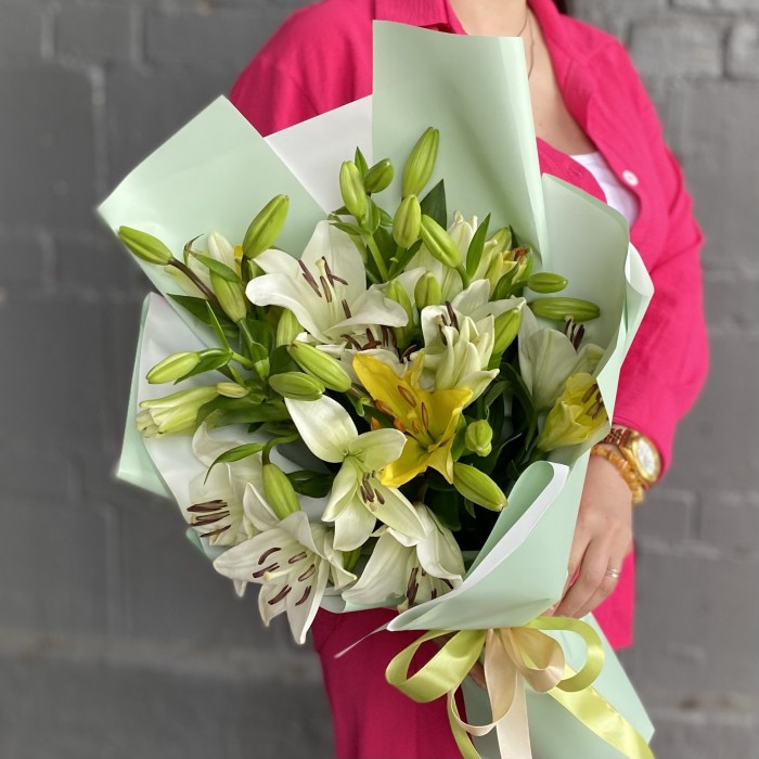 9 белых и желтых лилий Азиатка