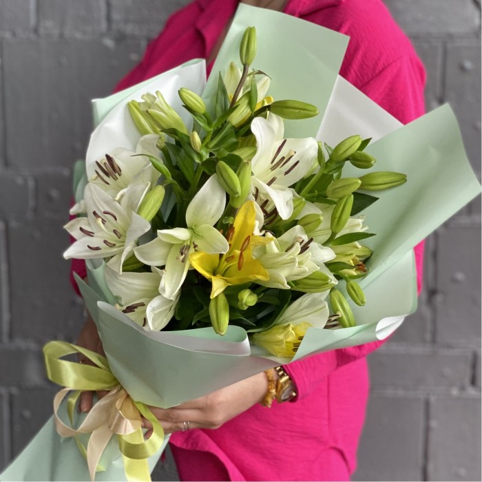 9 белых и желтых лилий Азиатка