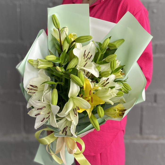 9 белых и желтых лилий Азиатка