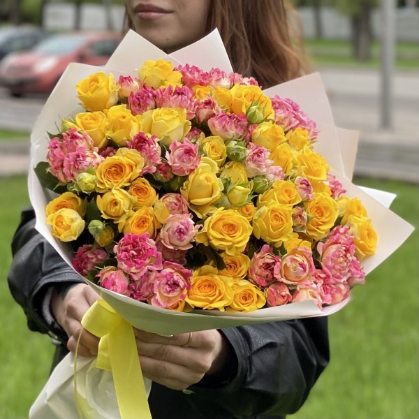 Дуэт из 25 кустовых роз Лотус и Еллоу бейби