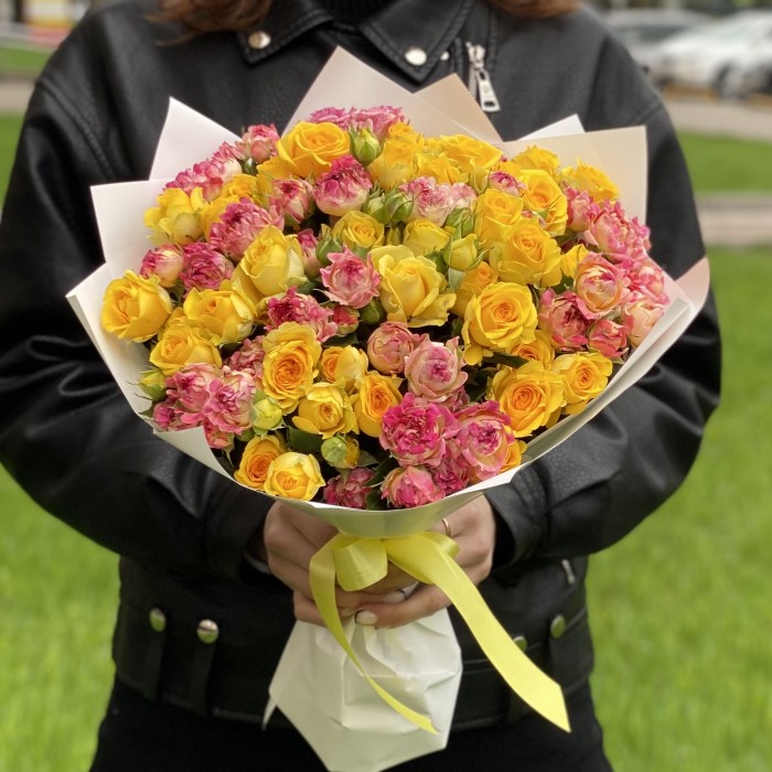 Дуэт из 25 кустовых роз Лотус и Еллоу бейби