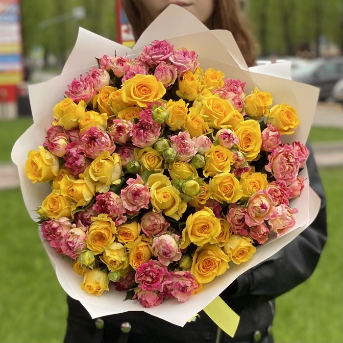 Дуэт из 25 кустовых роз Лотус и Еллоу бейби