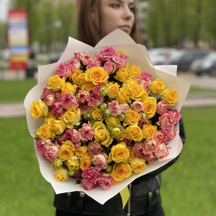 Дуэт из 25 кустовых роз Лотус и Еллоу бейби