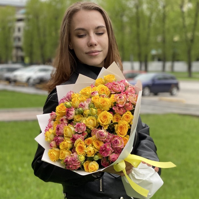 Дуэт из 25 кустовых роз Лотус и Еллоу бейби