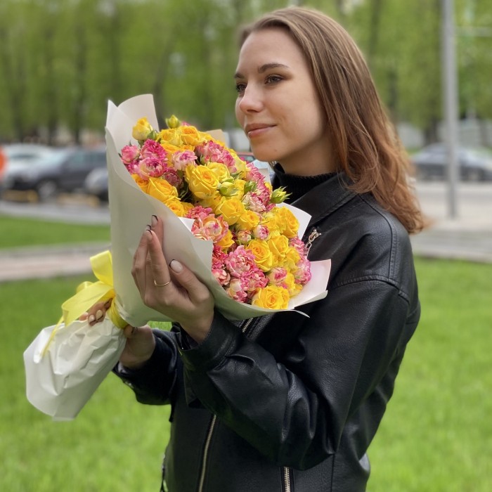 Дуэт из 25 кустовых роз Лотус и Еллоу бейби