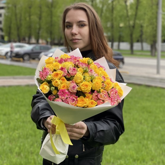 Дуэт из 25 кустовых роз Лотус и Еллоу бейби