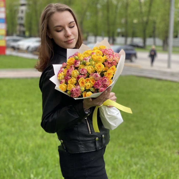 Дуэт из 25 кустовых роз Лотус и Еллоу бейби