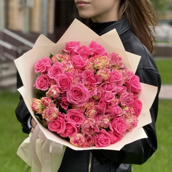 Дуэт из 25 кустовых роз Лотус и Глория