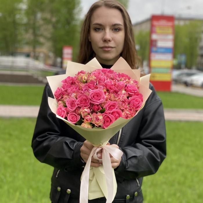 Дуэт из 25 кустовых роз Лотус и Глория