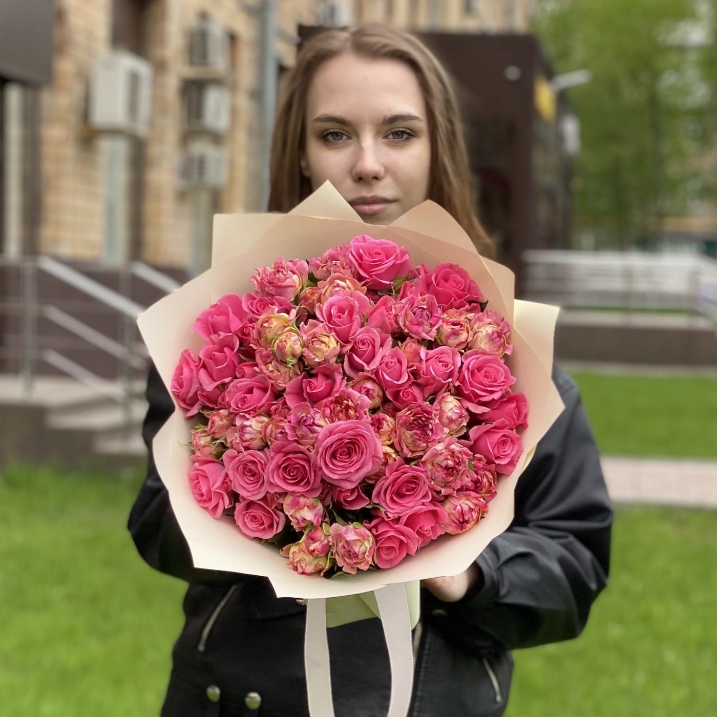 Lotus Roz Дуэт из 25 кустовых роз Лотус и Глория | купить с доставкой по Москве и ...