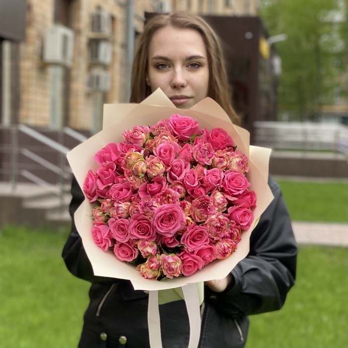 Дуэт из 25 кустовых роз Лотус и Глория