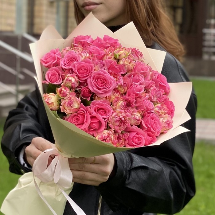 Дуэт из 25 кустовых роз Лотус и Глория