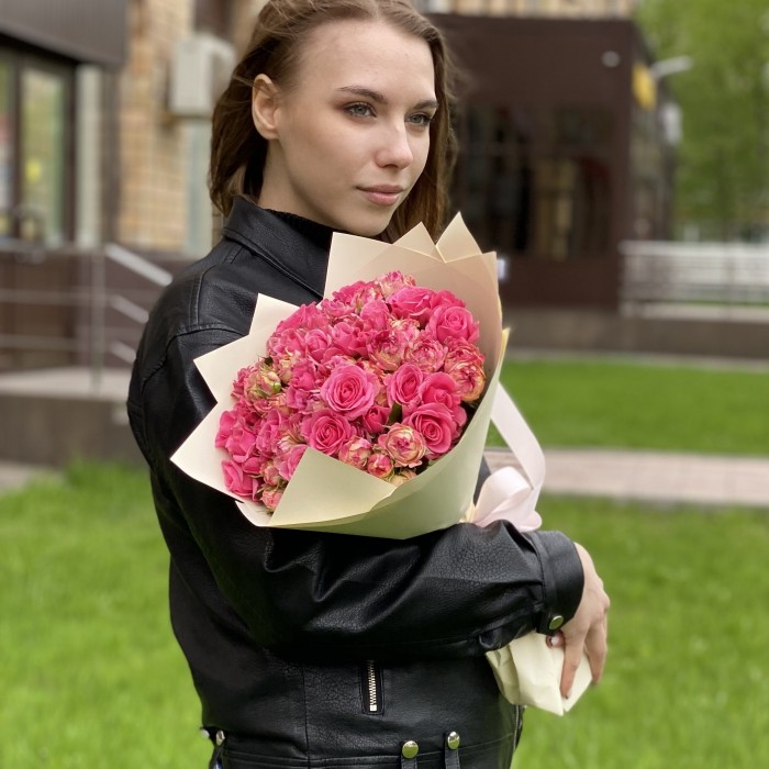 Дуэт из 25 кустовых роз Лотус и Глория