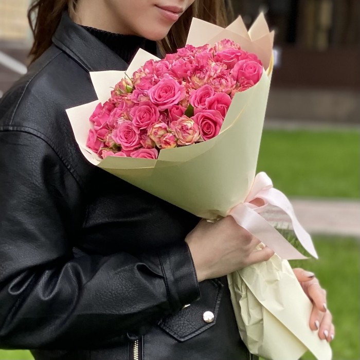 Дуэт из 25 кустовых роз Лотус и Глория