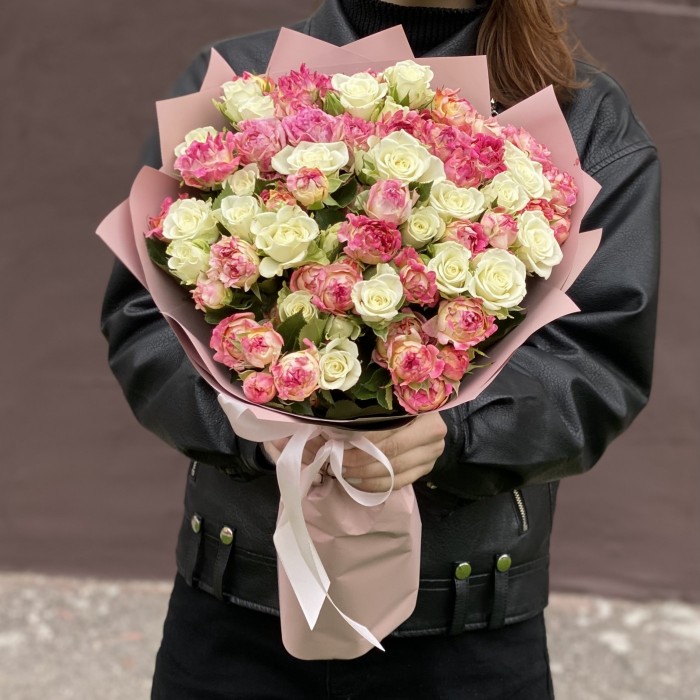 Дуэт из 25 кустовых роз Лотус и Сноуфлейк