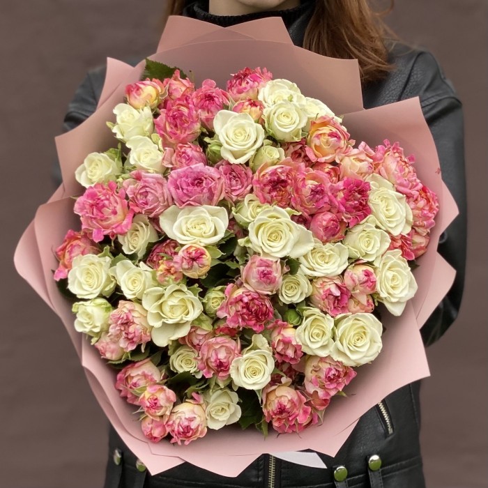 Дуэт из 25 кустовых роз Лотус и Сноуфлейк