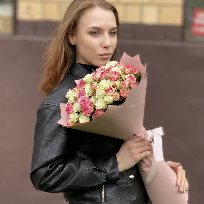 Дуэт из 25 кустовых роз Лотус и Сноуфлейк