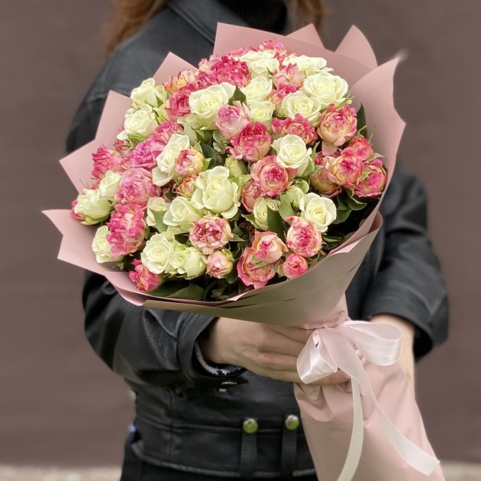 Дуэт из 25 кустовых роз Лотус и Сноуфлейк