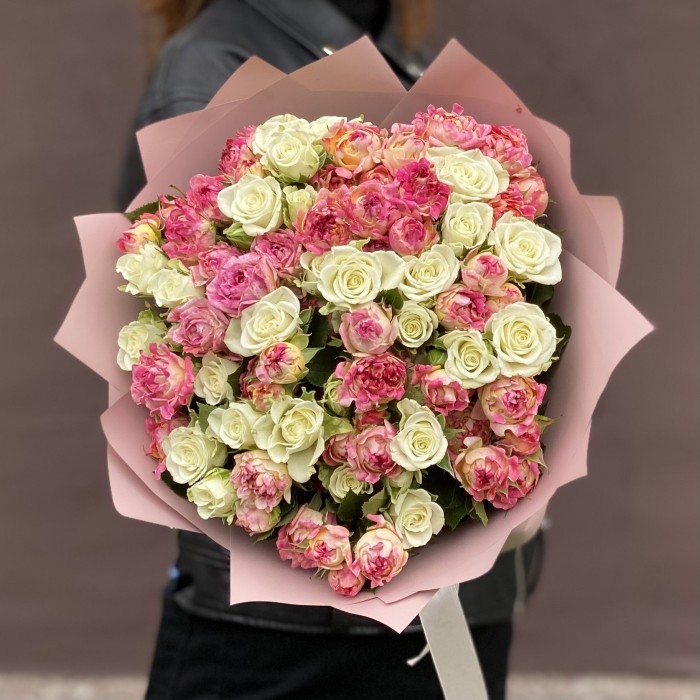 Дуэт из 25 кустовых роз Лотус и Сноуфлейк