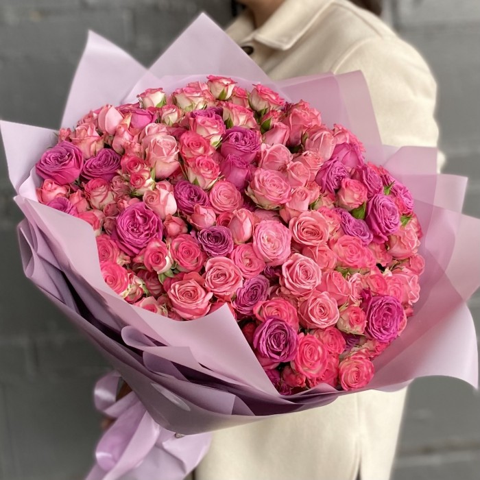 Яркий микс из 35 кустовых роз