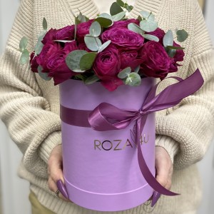 Малиновые пионовидные розы в коробке