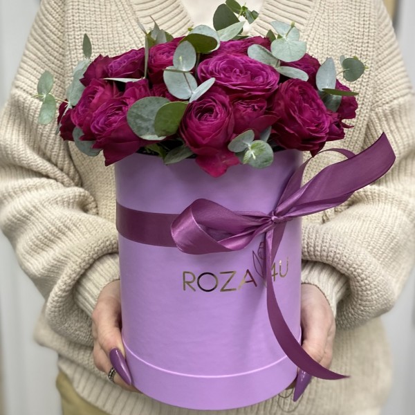 Малиновые пионовидные розы в коробке