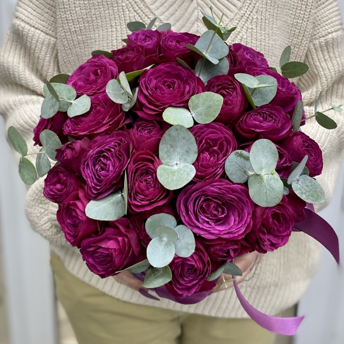 Малиновые пионовидные розы в коробке