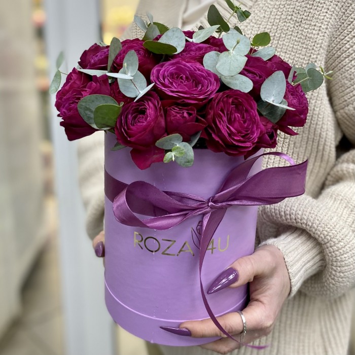 Малиновые пионовидные розы в коробке