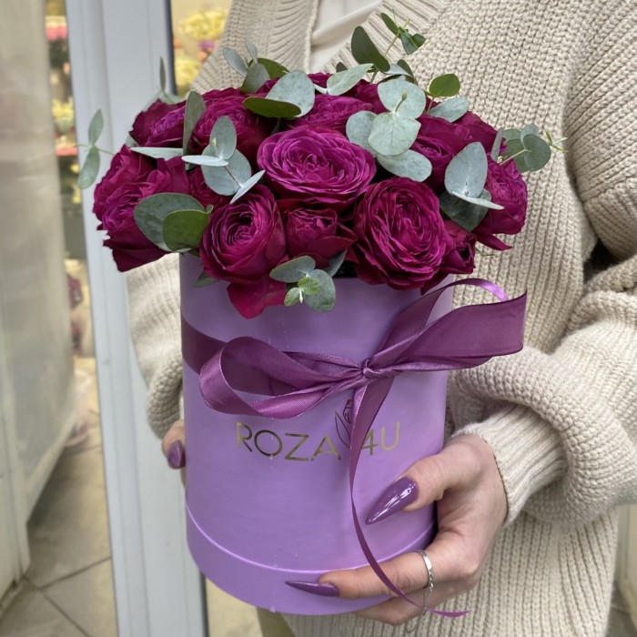 Малиновые пионовидные розы в коробке