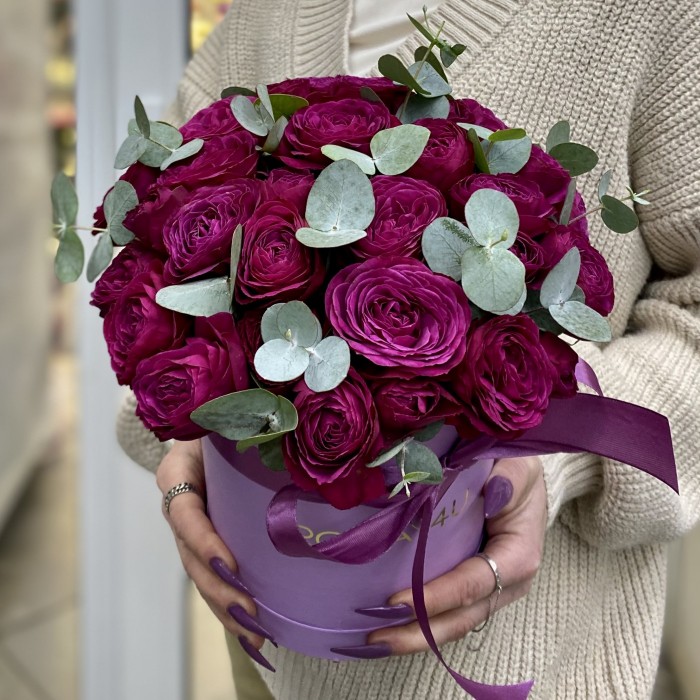 Малиновые пионовидные розы в коробке