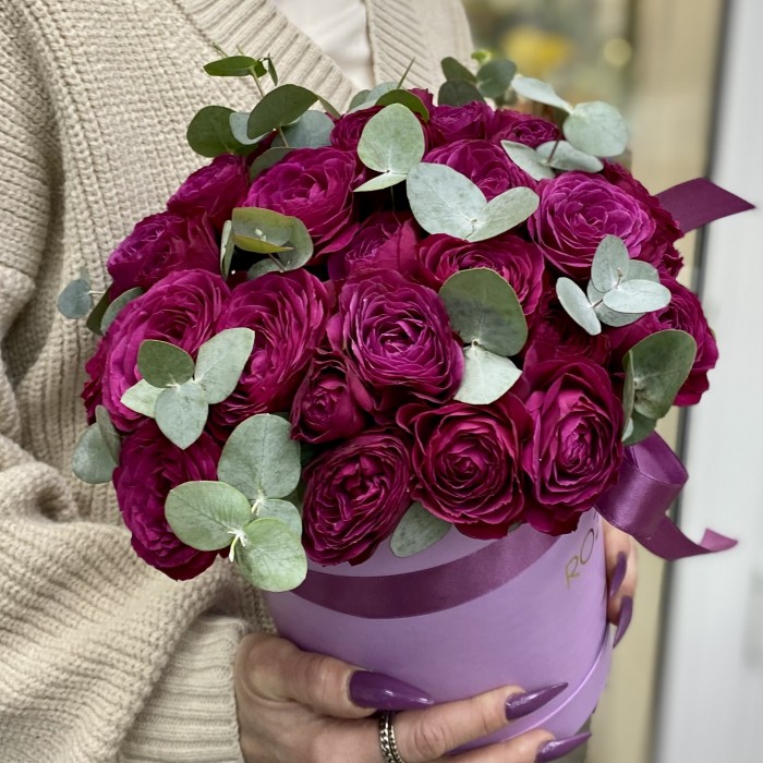 Малиновые пионовидные розы в коробке