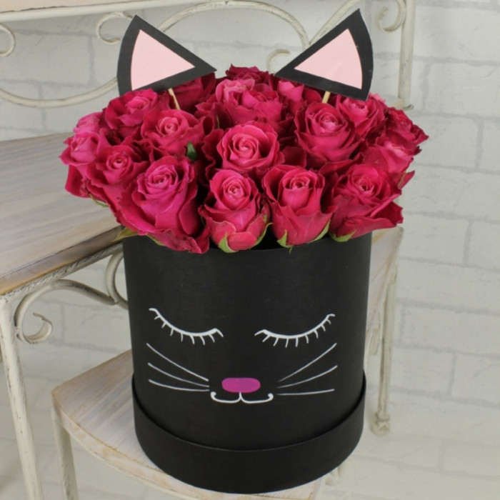 Малиновые розы в коробке Кот