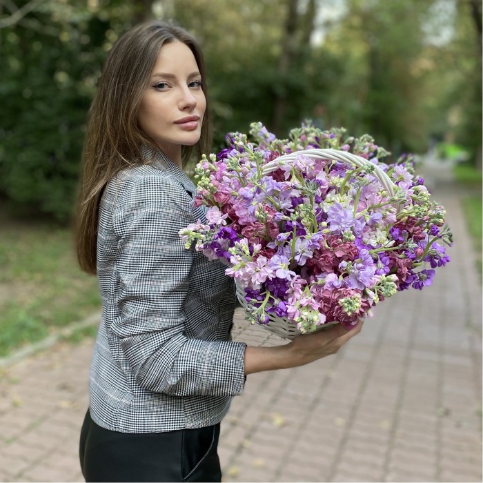 51 ароматная маттиола микс в корзине