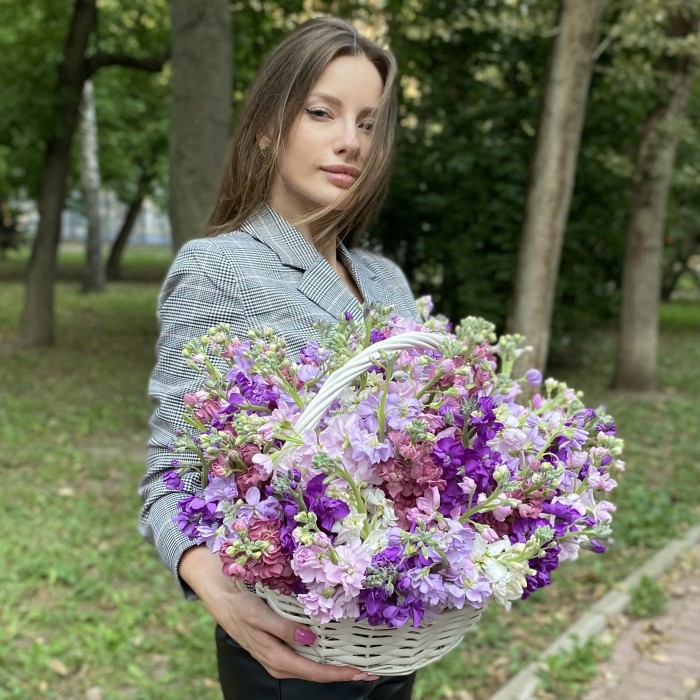 51 ароматная маттиола микс в корзине