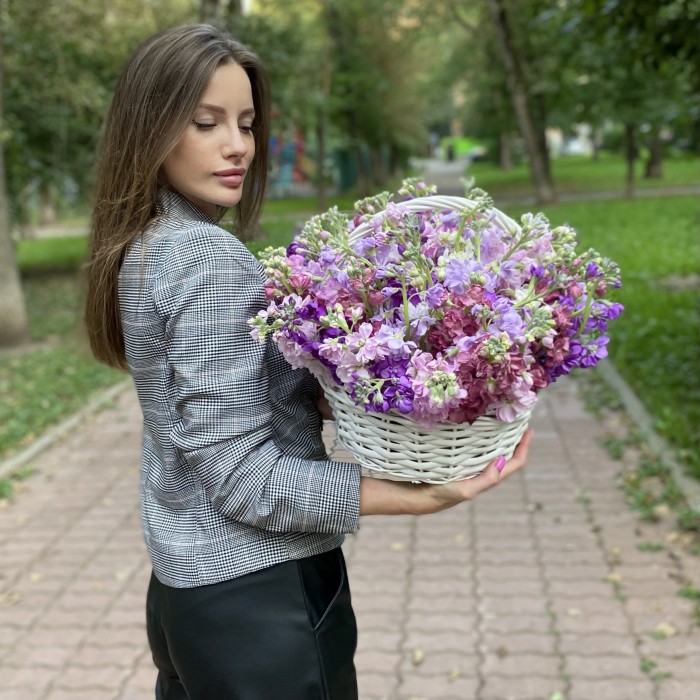 51 ароматная маттиола микс в корзине