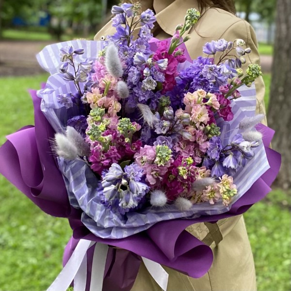 Букет из маттиол и дельфиниума