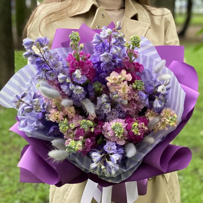 Букет из маттиол и дельфиниума