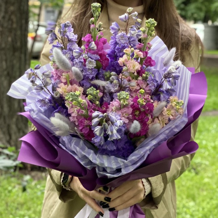 Букет из маттиол и дельфиниума