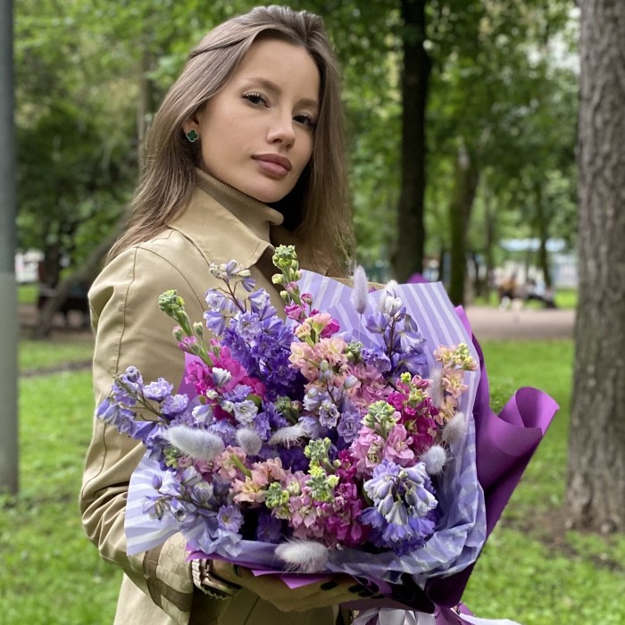 Букет из маттиол и дельфиниума