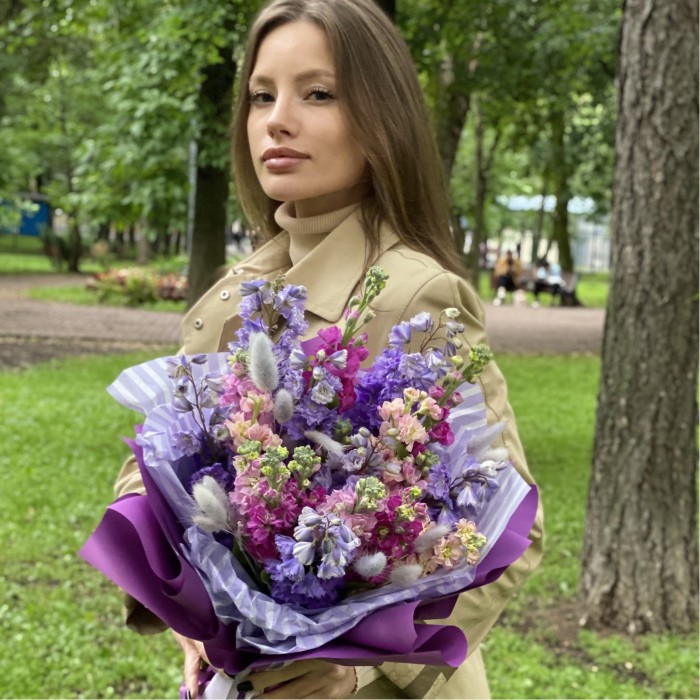 Букет из маттиол и дельфиниума