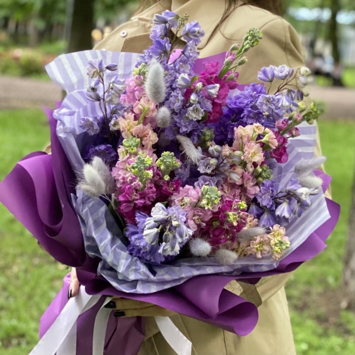 Букет из маттиол и дельфиниума