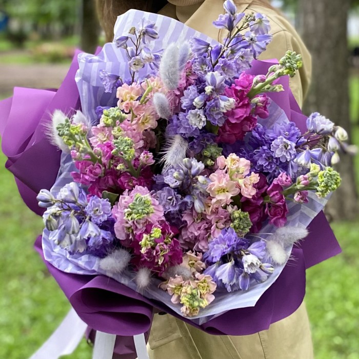 Букет из маттиол и дельфиниума