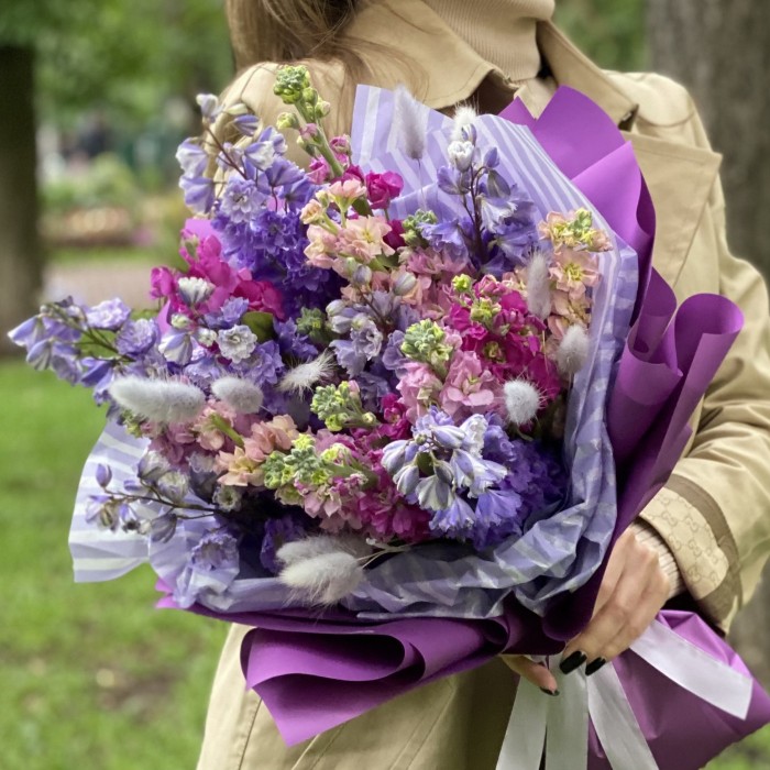 Букет из маттиол и дельфиниума