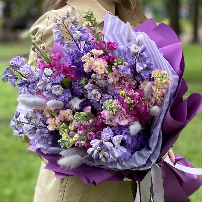 Букет из маттиол и дельфиниума