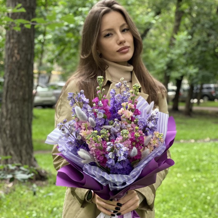 Букет из маттиол и дельфиниума